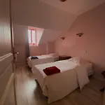 Au Pied Du Chateau